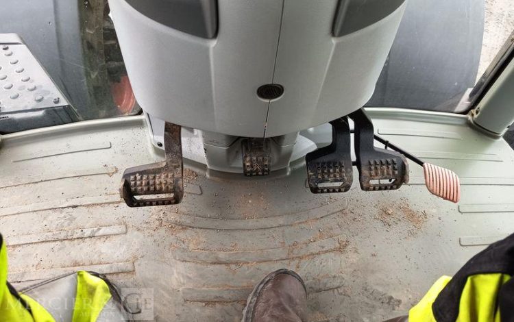 CLAAS TRACTEUR AGRICOLE AXION 810 – DIESEL – 6253 HEURES – ANNEE 2013  DB-071-VG