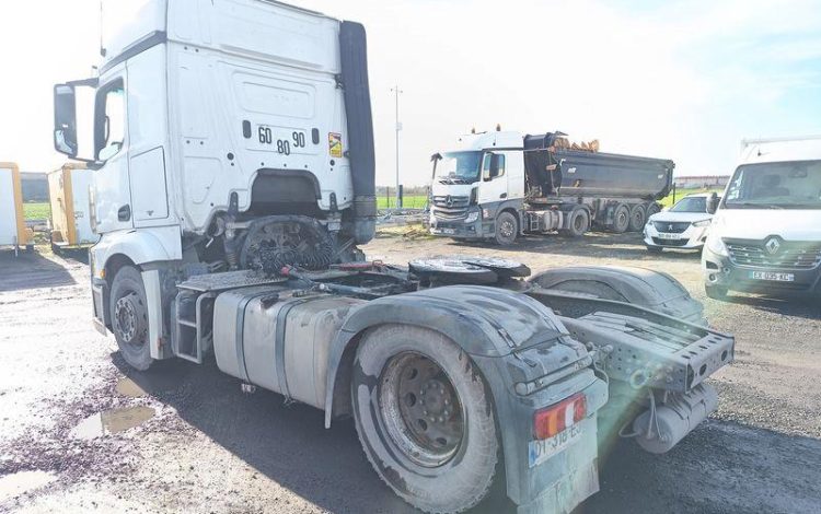 MERCEDES ACTROS 1845 – PTRA : 44 TONNES – DIESEL – 664614 KMS – ANNEE 2015 BLANC DT-318-EJ