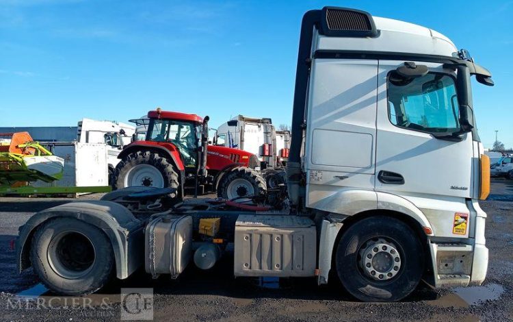 MERCEDES ACTROS 1845 – PTRA : 44 TONNES – DIESEL – 664614 KMS – ANNEE 2015 BLANC DT-318-EJ