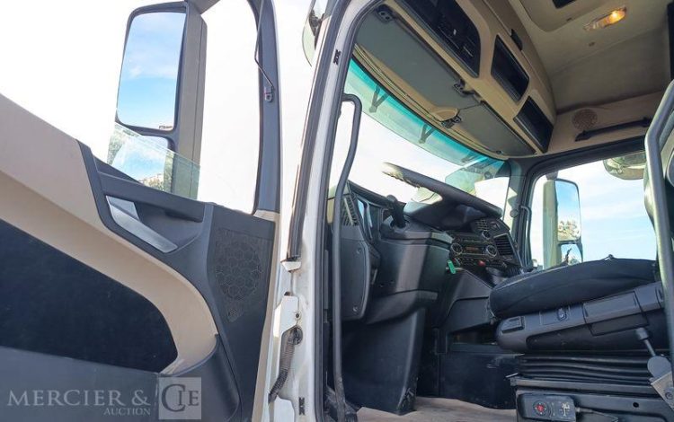 MERCEDES ACTROS 1845 – PTRA : 44 TONNES – DIESEL – 664614 KMS – ANNEE 2015 BLANC DT-318-EJ