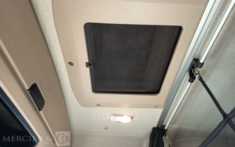 MERCEDES ACTROS 1845 – PTRA : 44 TONNES – DIESEL – 664614 KMS – ANNEE 2015 BLANC DT-318-EJ