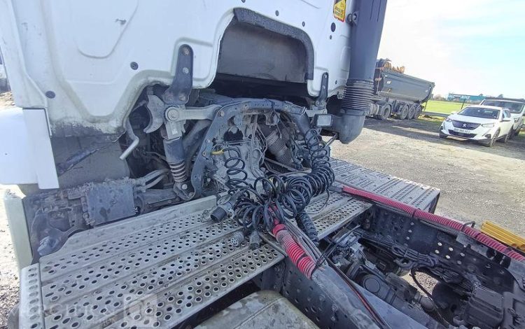 MERCEDES ACTROS 1845 – PTRA : 44 TONNES – DIESEL – 664614 KMS – ANNEE 2015 BLANC DT-318-EJ