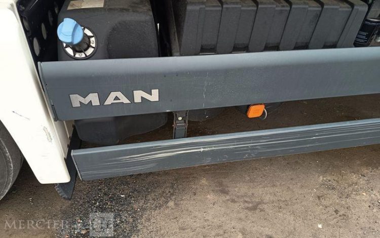 MAN   ED-852-YJ