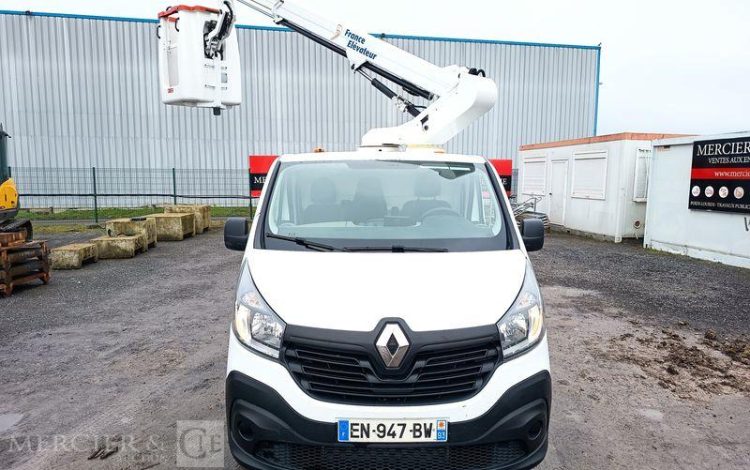 RENAULT TRAFIC 1,6 DCI 16V 120 CV AVEC NACELLE 091F – 9 M – 630 HEURES – ANNEE 2017 BLANC EN-947-BW