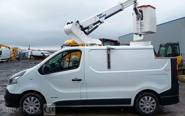 RENAULT TRAFIC 1,6 DCI 16V 120 CV AVEC NACELLE 091F – 9 M – 630 HEURES – ANNEE 2017 BLANC EN-947-BW