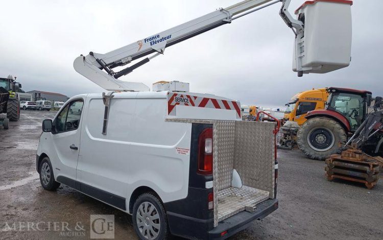 RENAULT TRAFIC 1,6 DCI 16V 120 CV AVEC NACELLE 091F – 9 M – 630 HEURES – ANNEE 2017 BLANC EN-947-BW