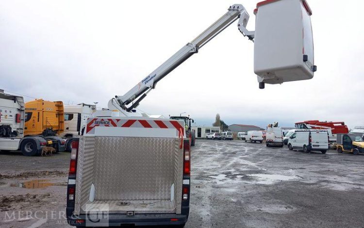 RENAULT TRAFIC 1,6 DCI 16V 120 CV AVEC NACELLE 091F – 9 M – 630 HEURES – ANNEE 2017 BLANC EN-947-BW