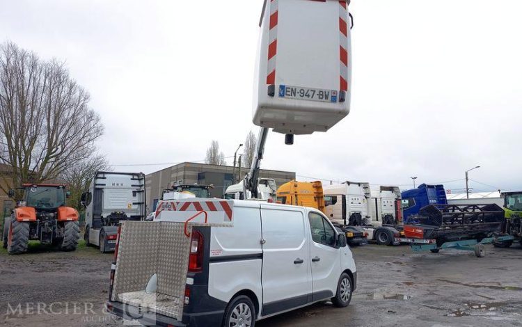 RENAULT TRAFIC 1,6 DCI 16V 120 CV AVEC NACELLE 091F – 9 M – 630 HEURES – ANNEE 2017 BLANC EN-947-BW