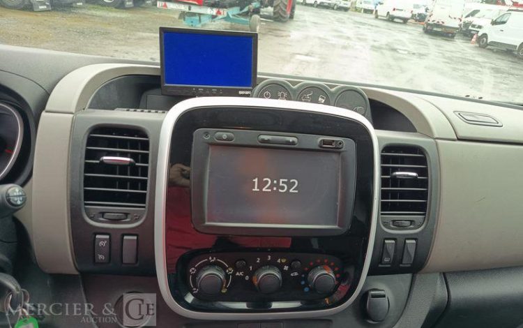 RENAULT TRAFIC 1,6 DCI 16V 120 CV AVEC NACELLE 091F – 9 M – 630 HEURES – ANNEE 2017 BLANC EN-947-BW