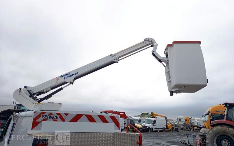 RENAULT TRAFIC 1,6 DCI 16V 120 CV AVEC NACELLE 091F – 9 M – 630 HEURES – ANNEE 2017 BLANC EN-947-BW