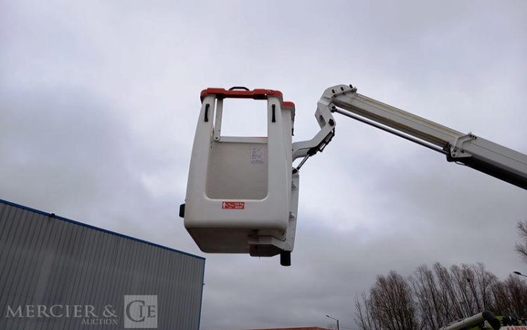 RENAULT TRAFIC 1,6 DCI 16V 120 CV AVEC NACELLE 091F – 9 M – 630 HEURES – ANNEE 2017 BLANC EN-947-BW