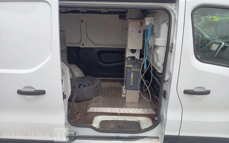 RENAULT TRAFIC 1,6 DCI 16V 120 CV AVEC NACELLE 091F – 9 M – 630 HEURES – ANNEE 2017 BLANC EN-947-BW