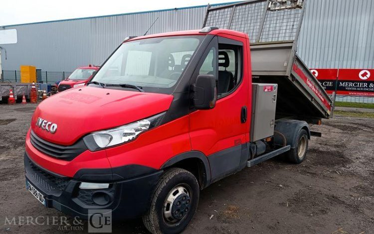 IVECO DAILY 35C12 BENNE AVEC COFFRE ACIER DIESEL – 148746 KMS – ANNEE 2018 ROUGE EW-088-QD
