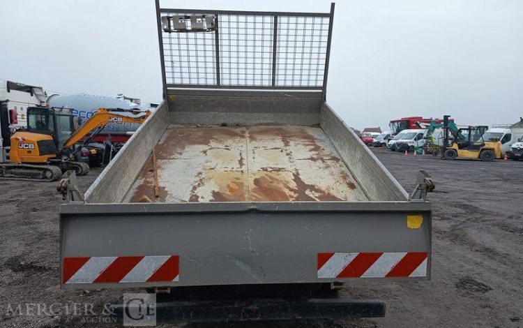 IVECO DAILY 35C12 BENNE AVEC COFFRE ACIER DIESEL – 148746 KMS – ANNEE 2018 ROUGE EW-088-QD