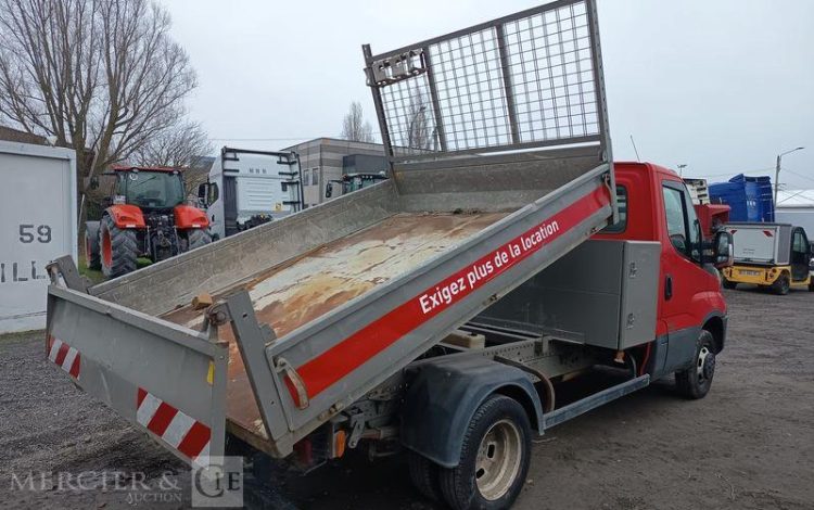 IVECO DAILY 35C12 BENNE AVEC COFFRE ACIER DIESEL – 148746 KMS – ANNEE 2018 ROUGE EW-088-QD