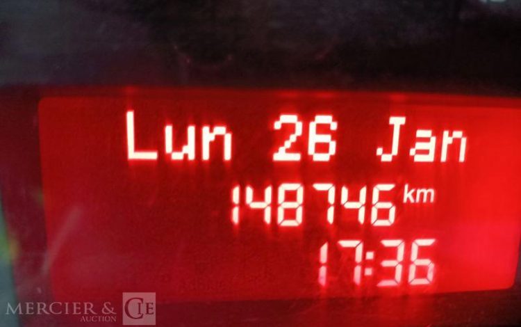 IVECO DAILY 35C12 BENNE AVEC COFFRE ACIER DIESEL – 148746 KMS – ANNEE 2018 ROUGE EW-088-QD