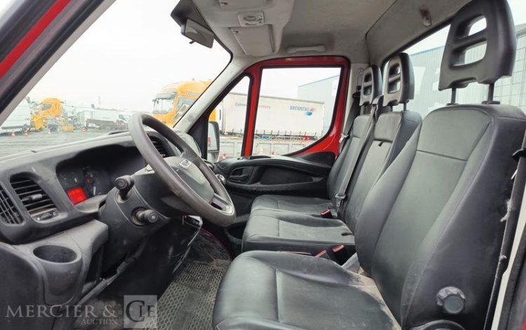 IVECO DAILY 35C12 BENNE AVEC COFFRE ACIER DIESEL – 148746 KMS – ANNEE 2018 ROUGE EW-088-QD