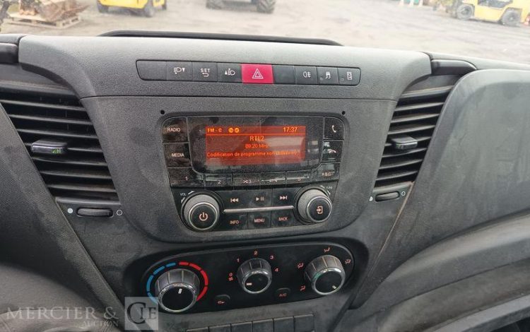 IVECO DAILY 35C12 BENNE AVEC COFFRE ACIER DIESEL – 148746 KMS – ANNEE 2018 ROUGE EW-088-QD