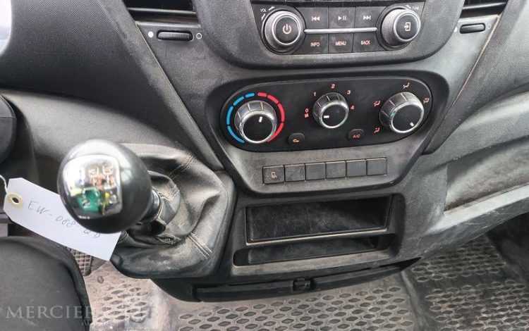 IVECO DAILY 35C12 BENNE AVEC COFFRE ACIER DIESEL – 148746 KMS – ANNEE 2018 ROUGE EW-088-QD