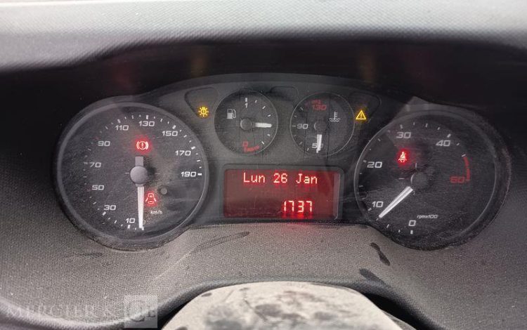IVECO DAILY 35C12 BENNE AVEC COFFRE ACIER DIESEL – 148746 KMS – ANNEE 2018 ROUGE EW-088-QD