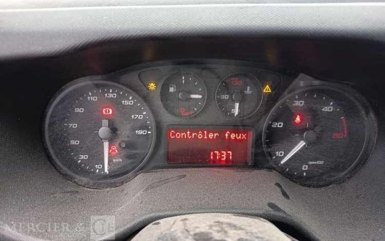 IVECO DAILY 35C12 BENNE AVEC COFFRE ACIER DIESEL – 148746 KMS – ANNEE 2018 ROUGE EW-088-QD