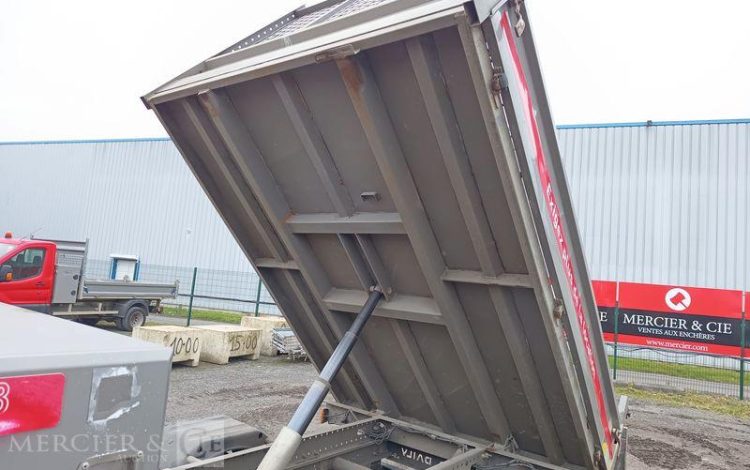 IVECO DAILY 35C12 BENNE AVEC COFFRE ACIER DIESEL – 148746 KMS – ANNEE 2018 ROUGE EW-088-QD