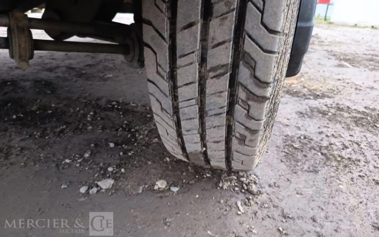 IVECO DAILY 35C12 BENNE AVEC COFFRE ACIER DIESEL – 148746 KMS – ANNEE 2018 ROUGE EW-088-QD