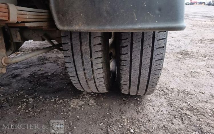 IVECO DAILY 35C12 BENNE AVEC COFFRE ACIER DIESEL – 148746 KMS – ANNEE 2018 ROUGE EW-088-QD