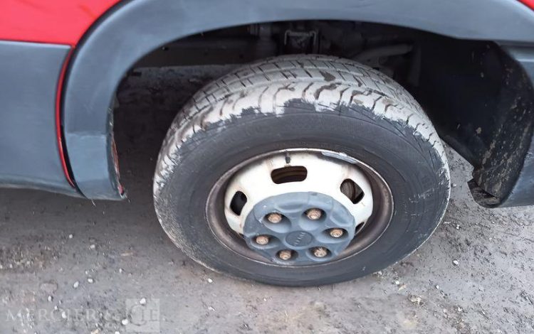 IVECO DAILY 35C12 BENNE AVEC COFFRE ACIER DIESEL – 148746 KMS – ANNEE 2018 ROUGE EW-088-QD