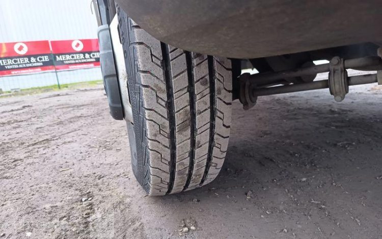 IVECO DAILY 35C12 BENNE AVEC COFFRE ACIER DIESEL – 148746 KMS – ANNEE 2018 ROUGE EW-088-QD