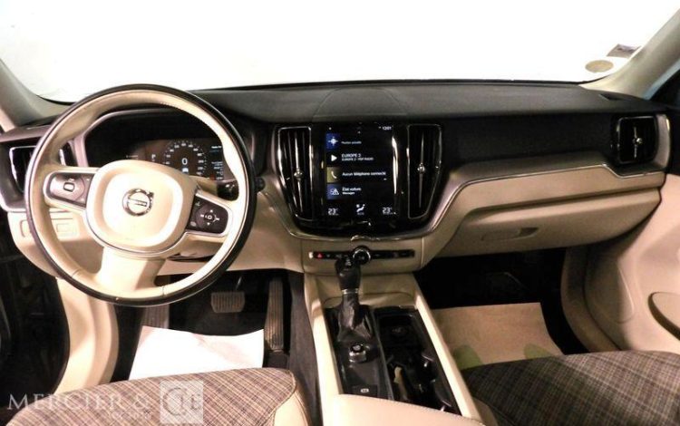 VOLVO XC60 2.0 D4 190ch MOMENTUM GEARTRONIC GRIS FA-785-WA