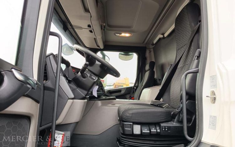 SCANIA PORTEUR FOURGON GNC 19T  FG-927-TT