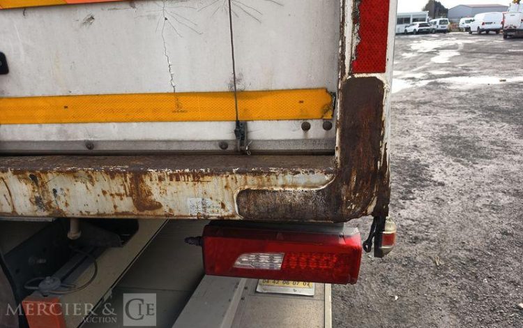 SCANIA PORTEUR FOURGON GNC 19T  FG-927-TT