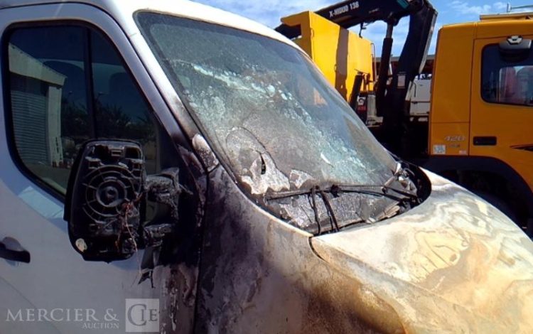 RENAULT MASTER BENNE SIMPLE CABINE COFFRE – EN L ETAT – ACCIDENTE INCENDIE BLANC FN-878-RX