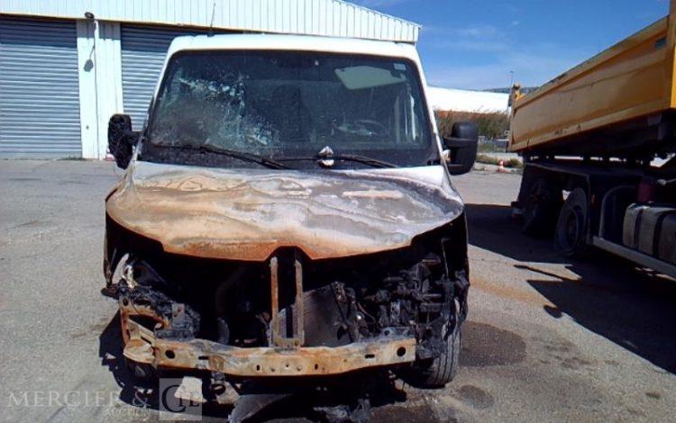 RENAULT MASTER BENNE SIMPLE CABINE COFFRE – EN L ETAT – ACCIDENTE INCENDIE BLANC FN-878-RX