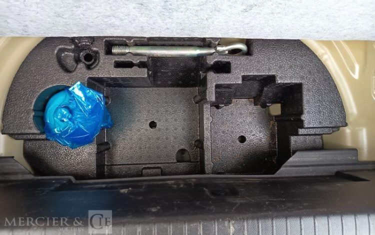 PEUGEOT e-208 ACTIVE JAUNE GL-705-KL