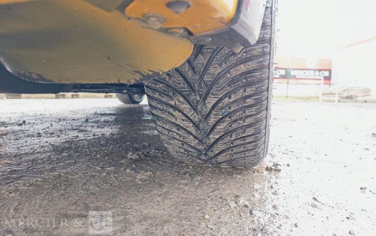 PEUGEOT e-208 ACTIVE JAUNE GL-705-KL