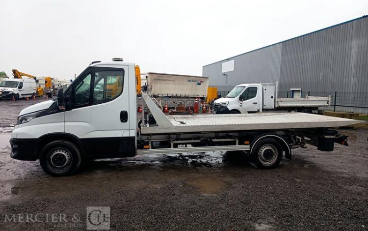 IVECO DAILY 35S16 AVEC PLATEAU PORTE VOITURE FIAULT – DIESEL – 24264 KMS – ANNEE 2024 BLANC GY-096-BF