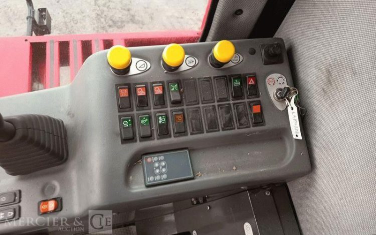 LAVERDA MOISSONNEUSE BATTEUSE LAVERDA 255 LCS AVEC BARRE DE COUPE 5 METRES – AN 2008  MOISS258