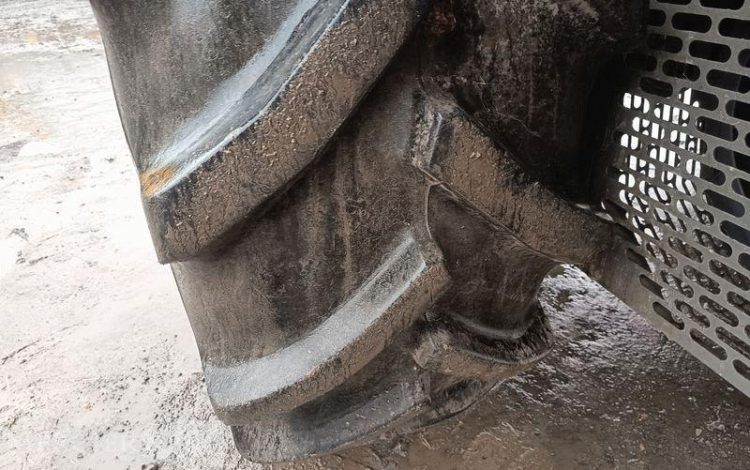 LAVERDA MOISSONNEUSE BATTEUSE LAVERDA 255 LCS AVEC BARRE DE COUPE 5 METRES – AN 2008  MOISS258