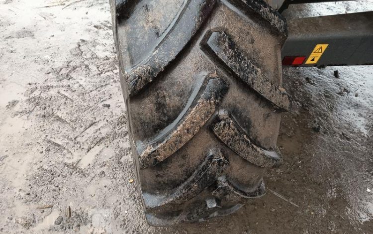 LAVERDA MOISSONNEUSE BATTEUSE LAVERDA 255 LCS AVEC BARRE DE COUPE 5 METRES – AN 2008  MOISS258