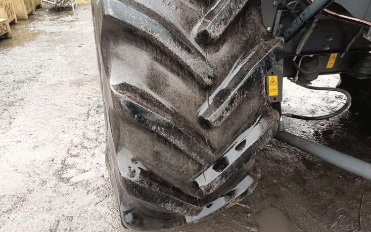 LAVERDA MOISSONNEUSE BATTEUSE LAVERDA 255 LCS AVEC BARRE DE COUPE 5 METRES – AN 2008  MOISS258