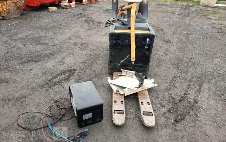 CROWN TRANSPALETTE ELECTRIQUE A PLATEFORME FIXE WT3040 CAPACITE 2 TONNES – ANNEE 2013  5A605993