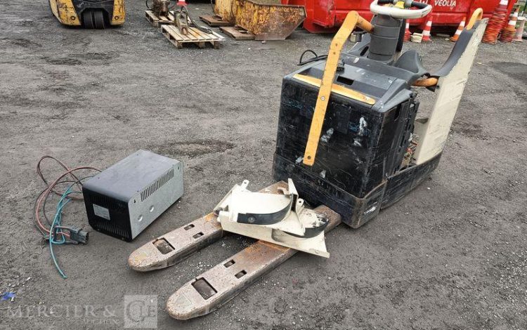 CROWN TRANSPALETTE ELECTRIQUE A PLATEFORME FIXE WT3040 CAPACITE 2 TONNES – ANNEE 2013  5A605993