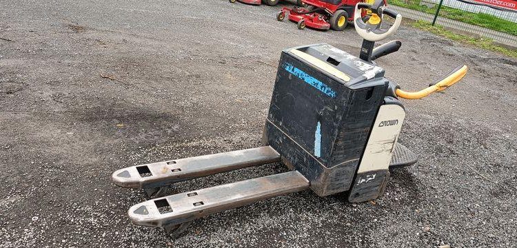 CROWN TRANSPALETTE ELECTRIQUE AUTOPORTE WT3040 – CAPACITE 2T – 2396 HEURES – AN 2015  10 113