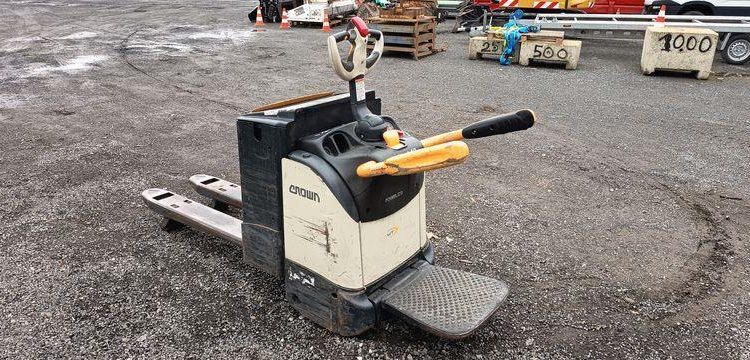 CROWN TRANSPALETTE ELECTRIQUE AUTOPORTE WT3040 – CAPACITE 2T – 2396 HEURES – AN 2015  10 113