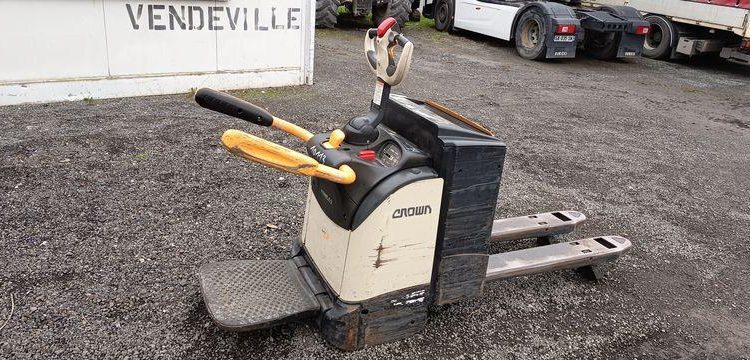 CROWN TRANSPALETTE ELECTRIQUE AUTOPORTE WT3040 – CAPACITE 2T – 2396 HEURES – AN 2015  10 113