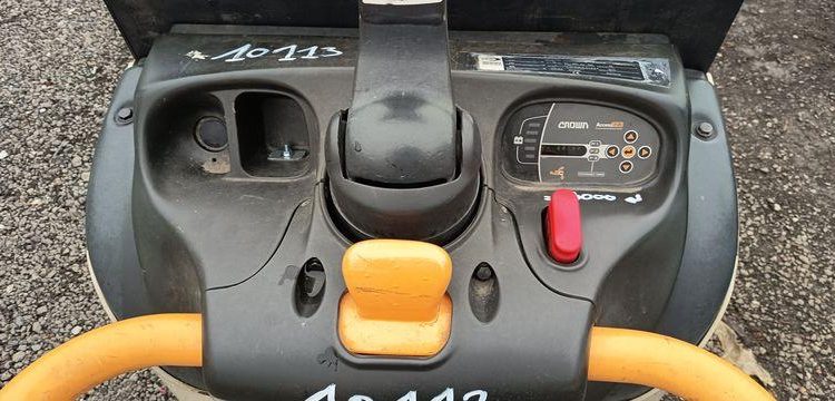 CROWN TRANSPALETTE ELECTRIQUE AUTOPORTE WT3040 – CAPACITE 2T – 2396 HEURES – AN 2015  10 113