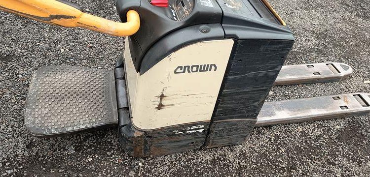 CROWN TRANSPALETTE ELECTRIQUE AUTOPORTE WT3040 – CAPACITE 2T – 2396 HEURES – AN 2015  10 113