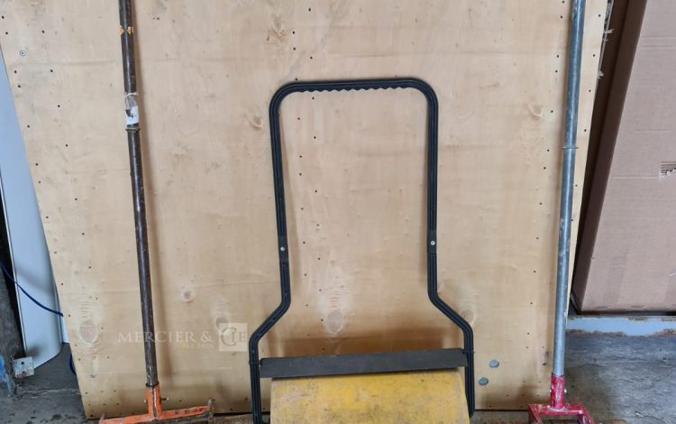 autre Lot de matériel de pose  rouleau à gazon & rouleaux à maroufler  108